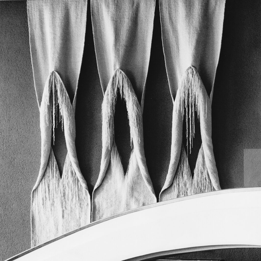 Dreischlaufentor, 1980, Tapisserie No. 95, Wolle, 700 x 520 x 18 cm, Kursaal Bern