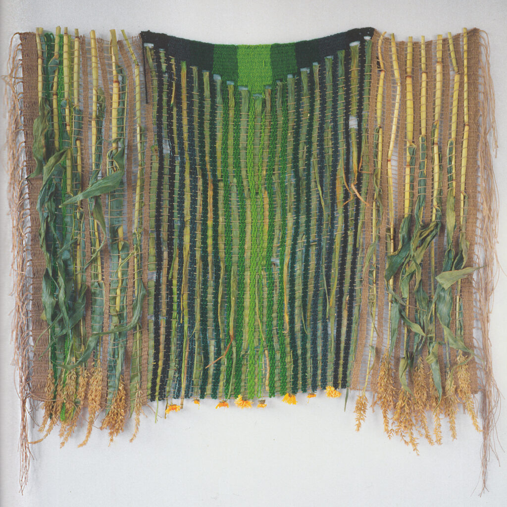 Erntedank, 1978_Gewebe aus Leinen, Maispflanzen, Zwiebelblatt, Ringelblumen, 105 x 120 cm