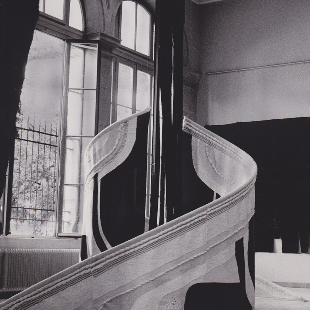 Passage privé, 1971, Tapisserie haute lisse 27, Wolle, Stahlträger, 600 x 520 x 250 cm, Musée cantonal des beaux-arts de la ville de Lausanne